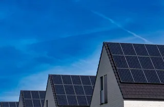 Description: An educational technical diagram for a UK energy website. Illustrate the key differences between rooftop solar and home batteries. Include labels for the following:…