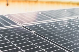 Description: An educational technical diagram for a UK energy website. Illustrate the key differences between rooftop solar and home batteries. Include labels for the following:…